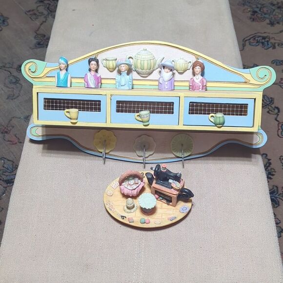 Vtg 1994 Artisan Flair mini sewing machine teapot & tea cup shelf - Picture 1 of 12